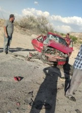 Otomobil ile minibüs kafa kafaya çarpıştı