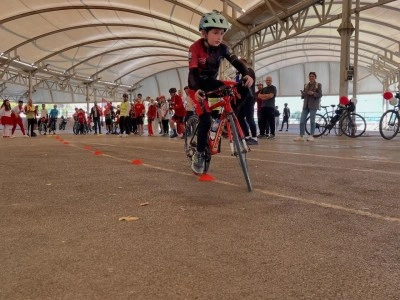 Nil&uuml;fer&rsquo;de Cumhuriyet coşkusu pedallarla sokaklara taşındı