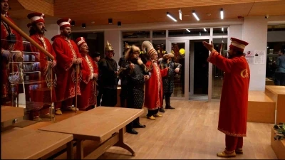 &Ouml;ğrenciler marşla girdi, mehterle karşılandı