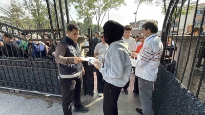&Ouml;ğrenciler sırada, veliler ise okulun bah&ccedil;esinde ter d&ouml;kt&uuml;