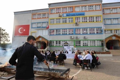 Okul bah&ccedil;esinde Adana usul&uuml; &ouml;ğretmenler g&uuml;n&uuml; kutlaması