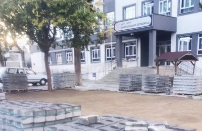 Okul bah&ccedil;esine parke d&ouml;şenmeye başladı