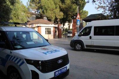 Okul &ouml;n&uuml;ndeki tartışma kanlı bitti: 2 &ouml;ğrenci bı&ccedil;akla yaralandı