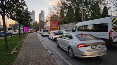Okulların a&ccedil;ılmasıyla İstanbul&rsquo;da trafik yoğunluğu yaşandı
