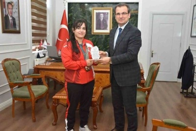 Olimpiyat madalyalı judocuya Kaymakam G&uuml;ldoğan&rsquo;dan plaket