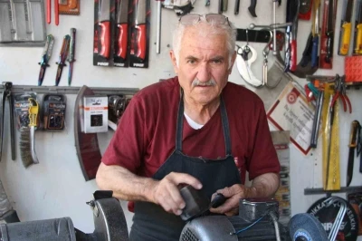 &Ouml;mr&uuml;n&uuml; &ccedil;arkın başında ge&ccedil;irdi