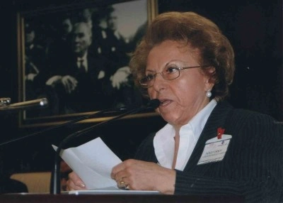 &Ouml;mr&uuml;n&uuml; eğitim ve kadınlara adamış Cumhuriyet &Ccedil;ınarı N&uuml;ket Ersoy vefat etti