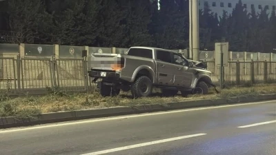 &Ouml;n tekerleği arızalandığı iddia edilen arazi aracı PTS direğine &ccedil;arptı: 1 yaralı
