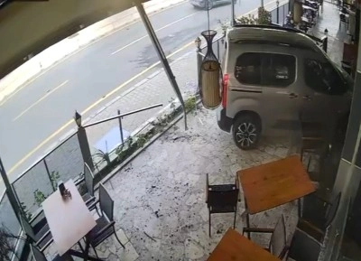 &Ouml;n&uuml;ndeki araca &ccedil;arpıp iş yerine daldı, ka&ccedil;maya &ccedil;alıştı yakalandı