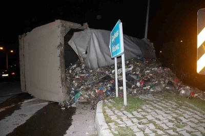 Ordu&rsquo;da &ccedil;&ouml;p kamyonu devrildi: S&uuml;r&uuml;c&uuml; yaralandı