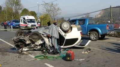 Ordu&rsquo;da otomobil ile kamyonet &ccedil;arpıştı: Baba &ouml;ld&uuml;, s&uuml;r&uuml;c&uuml; oğlu ve diğer s&uuml;r&uuml;c&uuml; ağır yaralandı