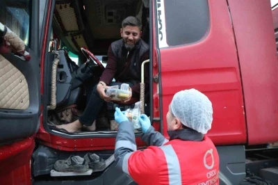 Ordu&rsquo;da yolda olanlara iftar yemeği ikramı s&uuml;r&uuml;yor