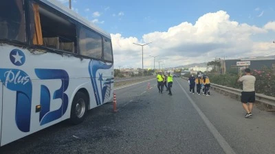Orhangazi’de Yolcu Otobüsü Gemi Çapası Taşıyan Tıra Çarptı: 3 Yolcu Yaralandı