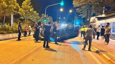 Orta refüje çarpan otomobil uçarak takla attı
