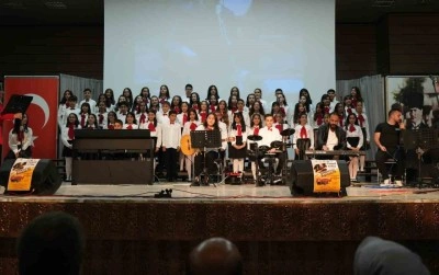 Ortaokul öğrencilerinden oluşan koro Neşet Ertaş türkülerini seslendirdi