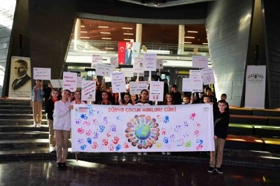 Osmangazi&rsquo;de &ccedil;ocuklar haklarını &ouml;ğrendi, pankartlarına yansıttı