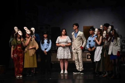 Osmangazi&rsquo;de gen&ccedil;lerin tiyatro performansı damga vurdu