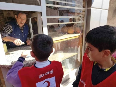 Osmaniye&rsquo;de minik &ouml;ğrencilerden askıda ekmek kampanyasına destek
