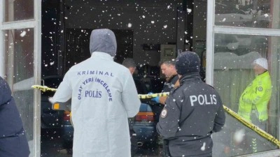 Oto tamir dükkanına park ettiği aracında ölü bulundu