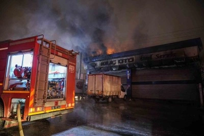 Oto tamir ve yedek parça dükkanı alevlere teslim oldu