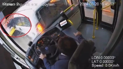 Uykuya dalan s&uuml;r&uuml;c&uuml; &ouml;n&uuml;ndeki araca &ccedil;arptı