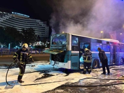 Otobüs yangınına polis müdahalesi
