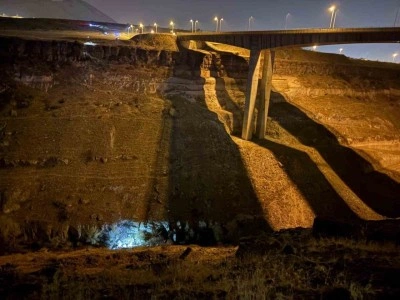 Otomobil 200 metre y&uuml;kseklikten vadiye u&ccedil;tu: 1 &ouml;l&uuml;