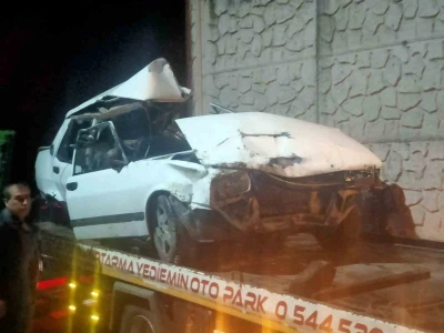 Otomobil 50 metreden şarampole u&ccedil;tu: 2 kişi ara&ccedil;tan atlayarak kurtuldu
