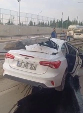 Otomobil kazada bariyerlere girdi