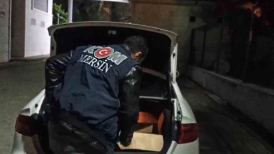 Otomobil değil silah deposu: 44 tabanca ele geçirildi
