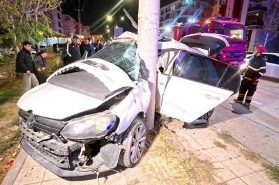 Otomobil direğe saplandı: 2 ağır yaralı