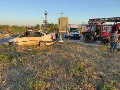 Otomobil ile traktörün çarpıştığı kazada 4 kişi yaralandı