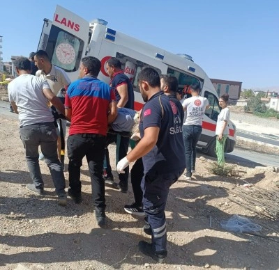 Otomobil inşaat boşluğuna düştü