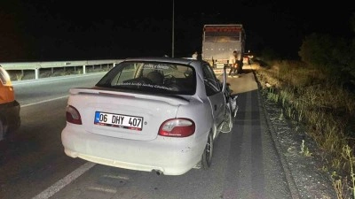 Otomobil kamyona arkadan çarptı: Sürücü kazayı yara almadan atlattı