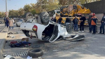 Otomobil karşı şeride ge&ccedil;erek ters d&ouml;nd&uuml;: 2 yaralı