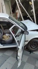 Otomobil berber dükkanına girdi: 1 yaralı