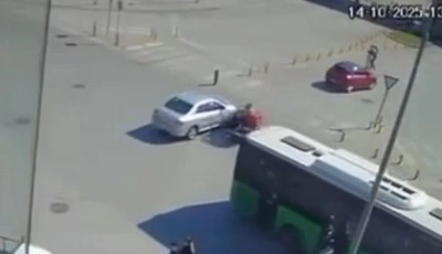 Otomobil motosiklet ile &ccedil;arpıştığı kaza g&uuml;venlik kamerasına yansıdı