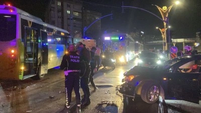 Otomobil, özel halk otobüsüne çarptı: 3 yaralı