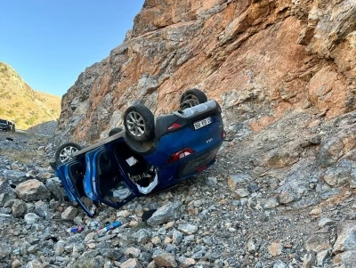 Otomobil şarampole yuvarlandı: 1&rsquo;i &ccedil;ocuk 5 kişi yaralandı