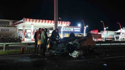 Otomobil tıra arkadan &ccedil;arpıp takla attı: 1 &ouml;l&uuml;, 1&rsquo;i ağır 3 yaralı