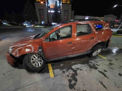 Otomobil yoldan &ccedil;ıkarak bariyerlere &ccedil;arptı, 2 kişi yaralandı