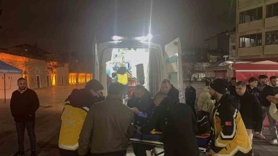 Otomobile &ccedil;arpan scooter s&uuml;r&uuml;c&uuml;s&uuml; yaralandı