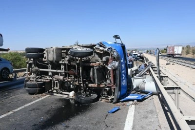 Trafo yüklü kamyon kaza yaptı: 2 yaralı