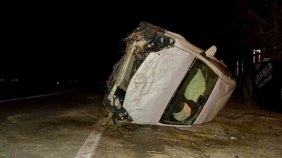 Otomobilin &ccedil;iftlik duvarına &ccedil;arpıp devrildigi kazada s&uuml;r&uuml;c&uuml; yaralandı