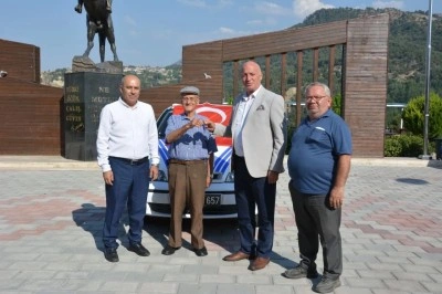 Otomobilini Belediyeye hizmet aracı olarak bağışladı
