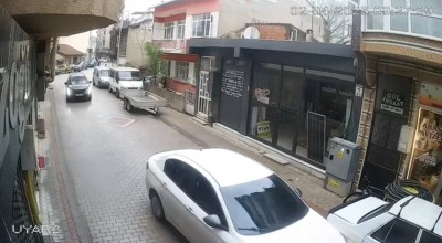 Otomobiliyle park halindeki araçlara çarpan şahıs kameralara yansıdı