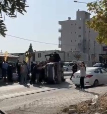 Otomobille &ccedil;arpışan ara&ccedil; devrildi: 1 yaralı