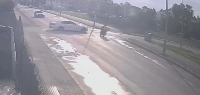 Otomobille &ccedil;arpışan motokuryenin ağır yaralandığı kaza g&uuml;venlik kamerasına yansıdı