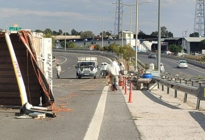 Otoyol Çıkışında Kamyon Devrildi, Binlerce Arı Etrafa Saçıldı