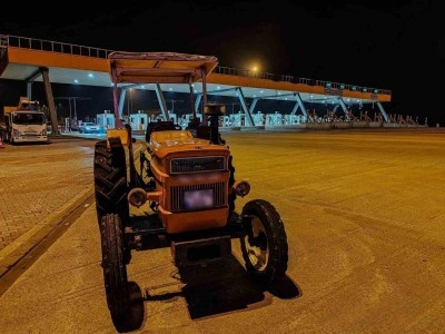 Otoyolda trakt&ouml;rle seyir halindeki s&uuml;r&uuml;c&uuml;ye ceza